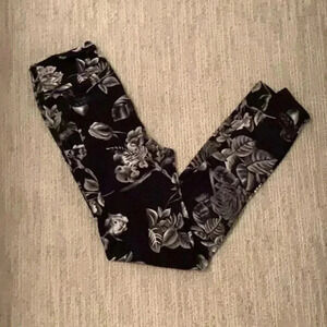 SMALL/MEDIUM BLACK AND WHITE FLORAL LEGGINGS
